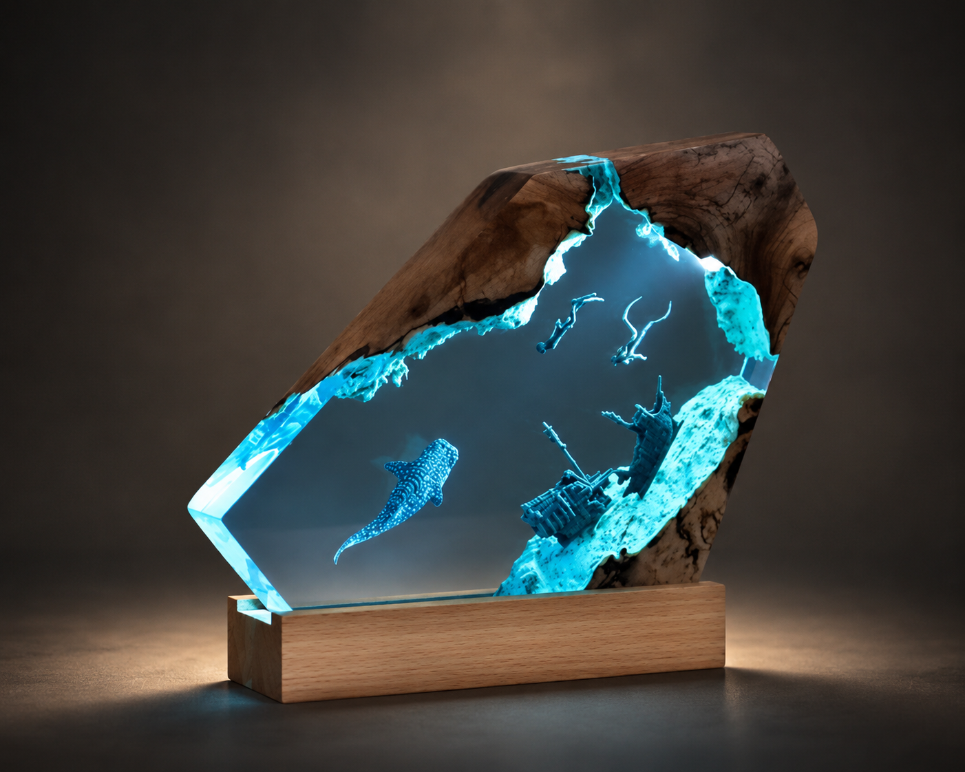 Lampada Oceano in resina e legno con squalo balena e sommozzatore, luce azzurra