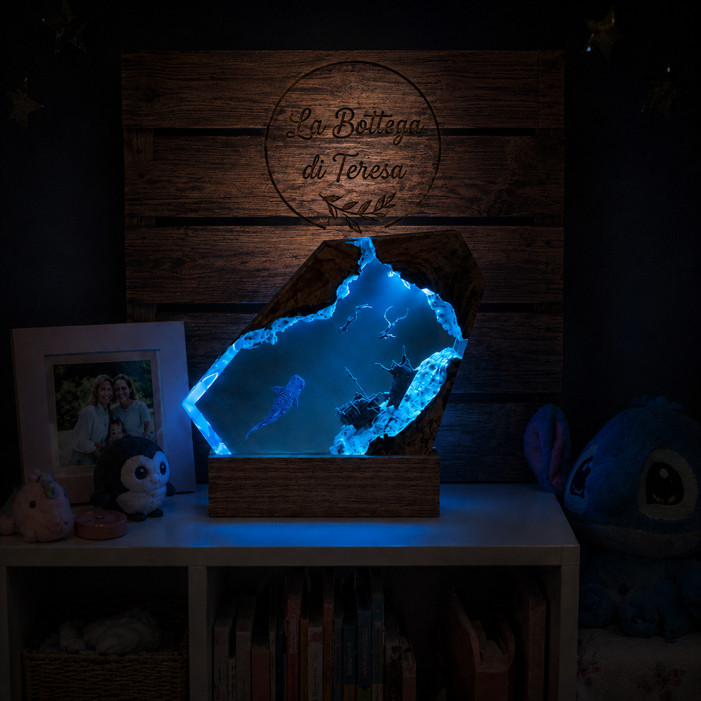 Lampada Oceano Abissi accesa, foto quadrata